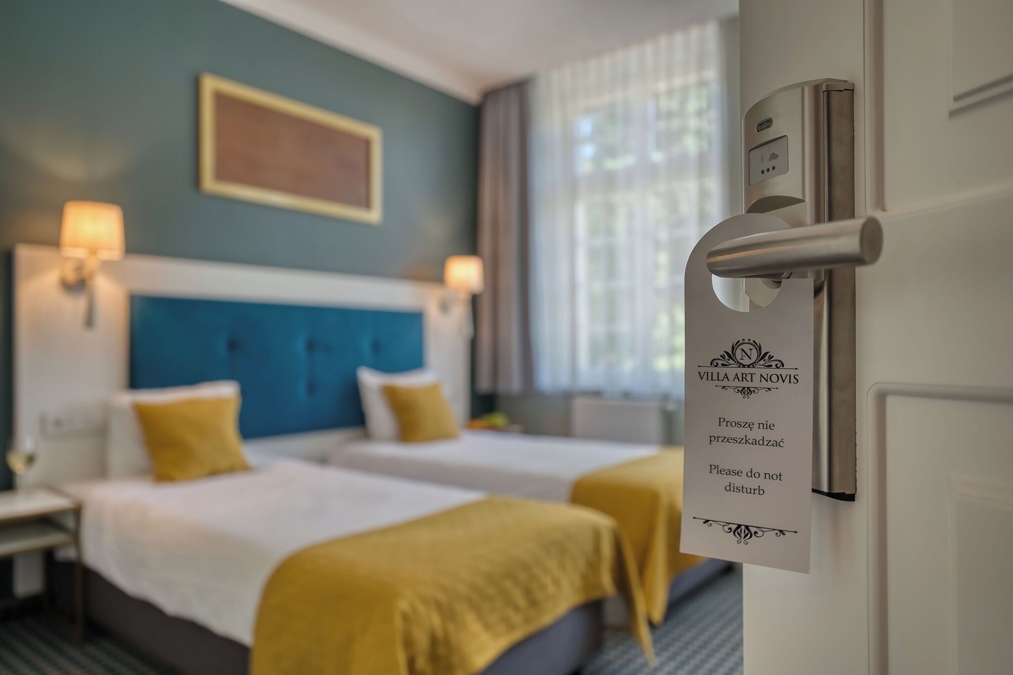 Bàn, khu vực làm việc phù hợp cho laptop, màn/rèm cản sáng 