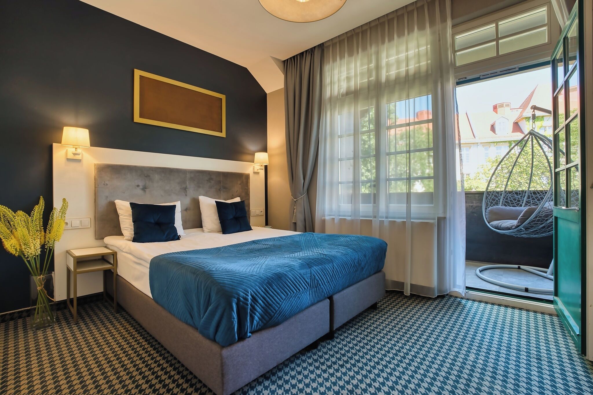 Phòng đôi phong cách cổ điển, 1 giường cỡ queen, ban công | Bàn, khu vực làm việc phù hợp cho laptop, màn/rèm cản sáng 