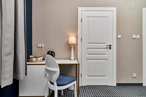 Bàn, khu vực làm việc phù hợp cho laptop, màn/rèm cản sáng 