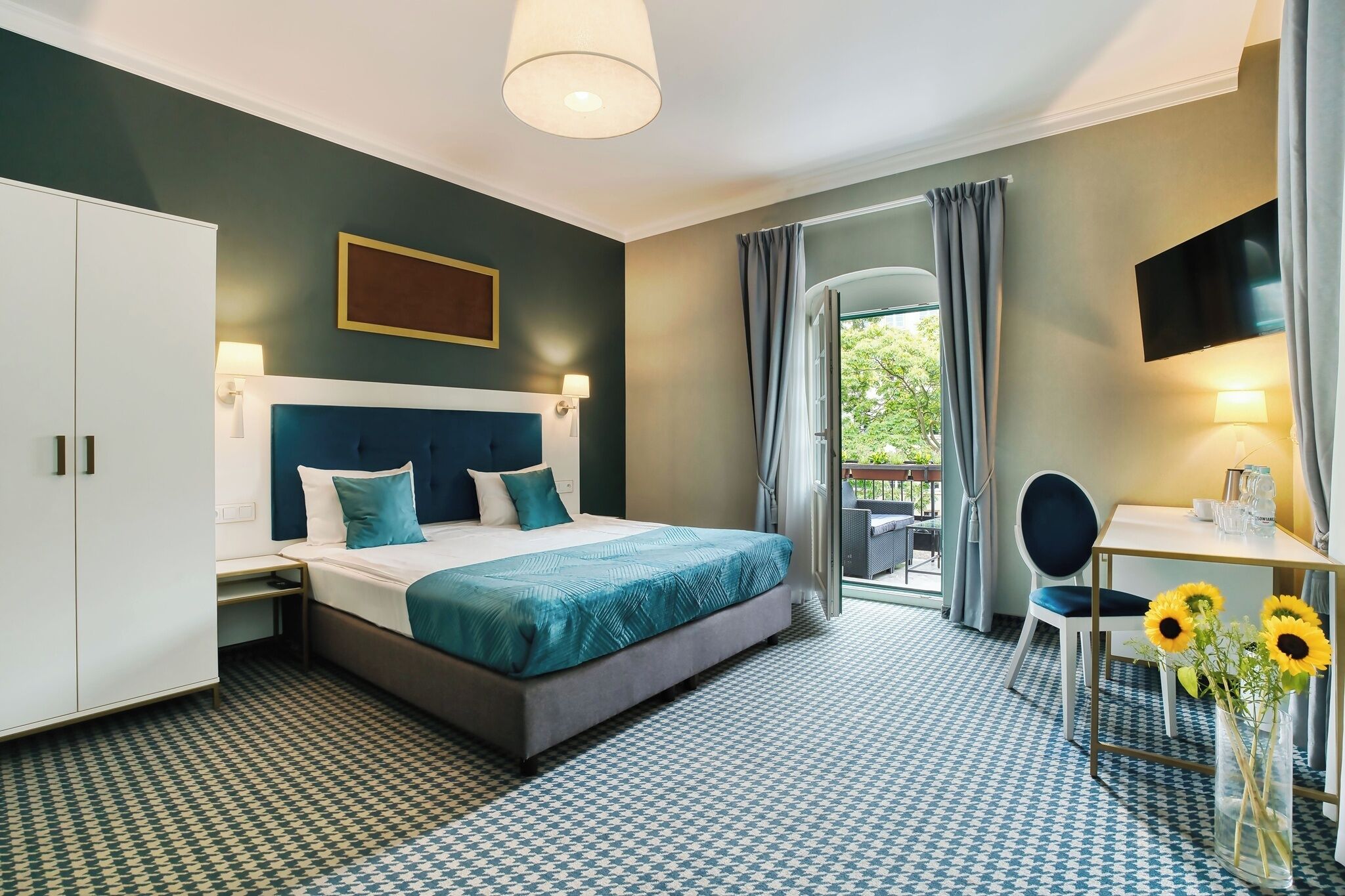 Phòng đôi Deluxe, ban công | Bàn, khu vực làm việc phù hợp cho laptop, màn/rèm cản sáng 