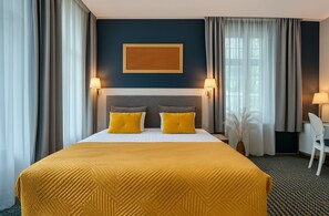 Superior Quadruple Room, Air conditioning | Desk, laptop workspace, blackout drapes, soundproofing - Hotel Villa Art Novis Wrocław Centrum (Wroclaw)