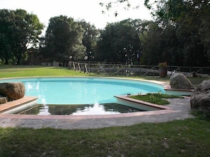 Piscina externa, guarda-sóis, espreguiçadeiras