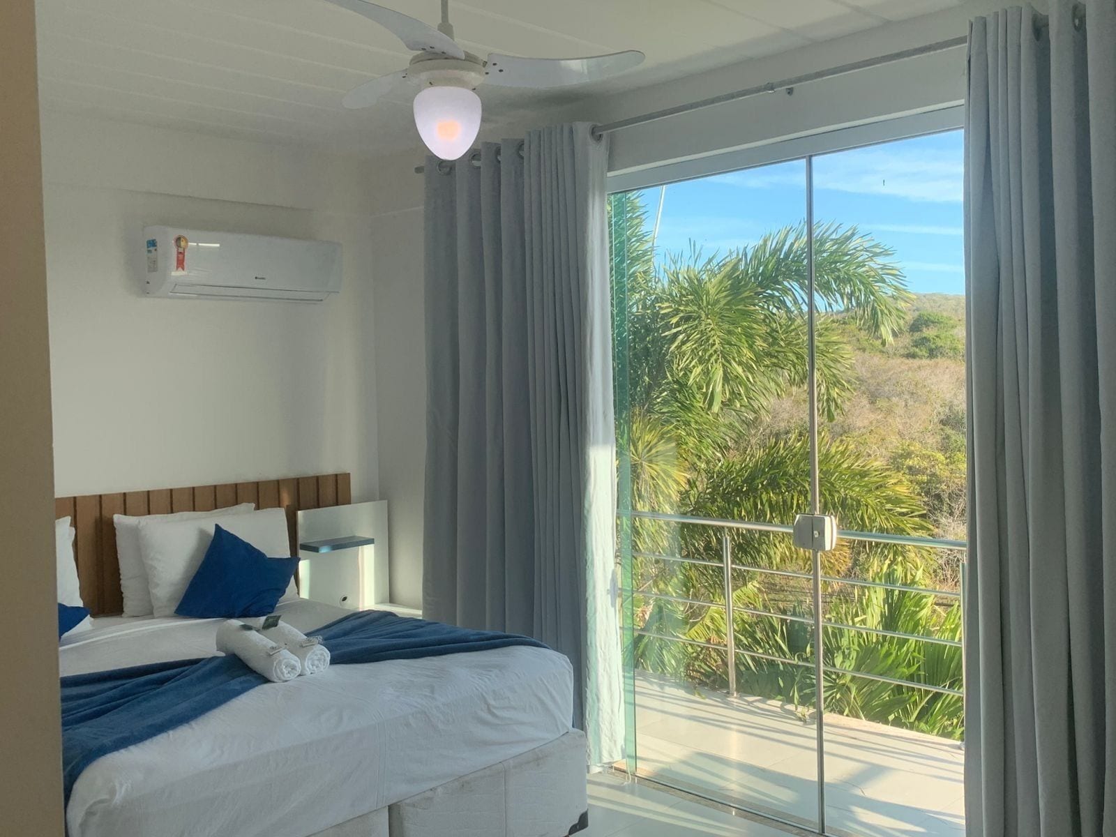 Minibar, caja de seguridad en la habitación y decoración personalizada 