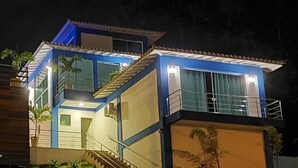 Ein mehrstöckiges Gebäude mit Balkon, Treppe und Wendeltreppe.