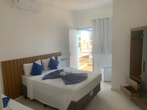 Camera Deluxe, 1 letto king, vista piscina | Minibar, una cassaforte in camera, con stile personalizzato