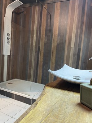 Badewanne, Haartrockner, Toilettenpapier