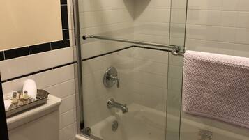 淋浴/盆浴组合、吹风机、毛巾、卫生纸