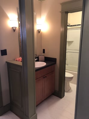 Ensemble douche/baignoire, sèche-cheveux, serviettes fournies