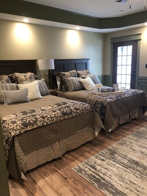 1 habitación, tabla de planchar con plancha, wifi gratis y ropa de cama