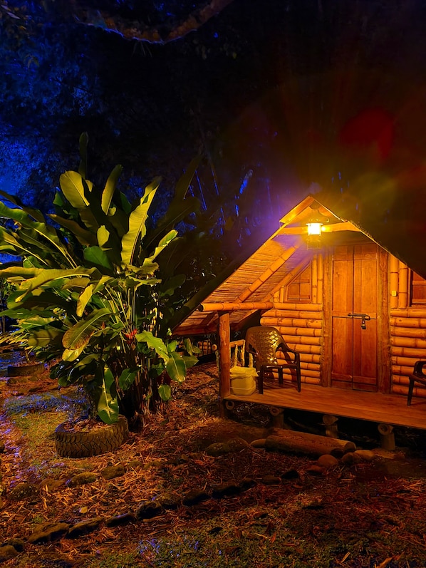 Cabane | 1 chambre, ameublement personnalisé, rideaux occultants, draps fournis