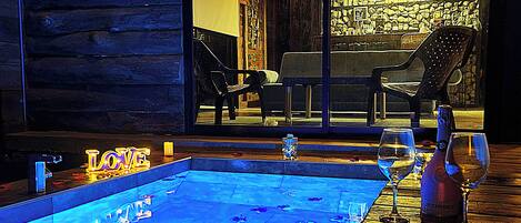 Superior-chalet, kylpyamme, näköala puutarhaan | Yksityinen kuumavesiallas