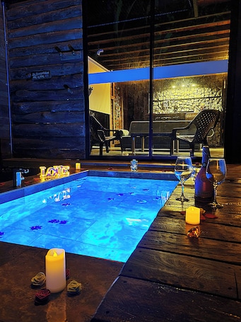 ChalƩ superior, banheira, vista para o jardim | Banheira de hidromassagem particular