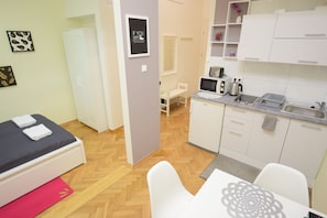 Apartment | Desk, blackout drapes, iron/ironing board, free WiFi - Elegant Apartament Copernicus (Warsaw)