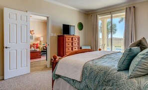 3 bedrooms, iron/ironing board, travel crib, free WiFi - 3bdrm/3bath- BEACHFRONT AND 5 steps to TWO POOLS - sleeps 8! (Dauphin Island)