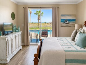 3 bedrooms, iron/ironing board, travel cot, free WiFi - 3bdrm/3bath- BEACHFRONT AND 5 steps to TWO POOLS - sleeps 8! (Dauphin Island)