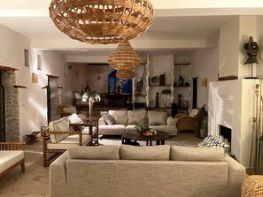 Smart TV, fireplace