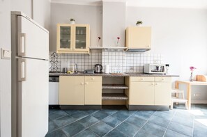 Apartment | Eigene Kochnische | Kühlschrank, Herdplatte, Geschirrspüler, Wasserkocher