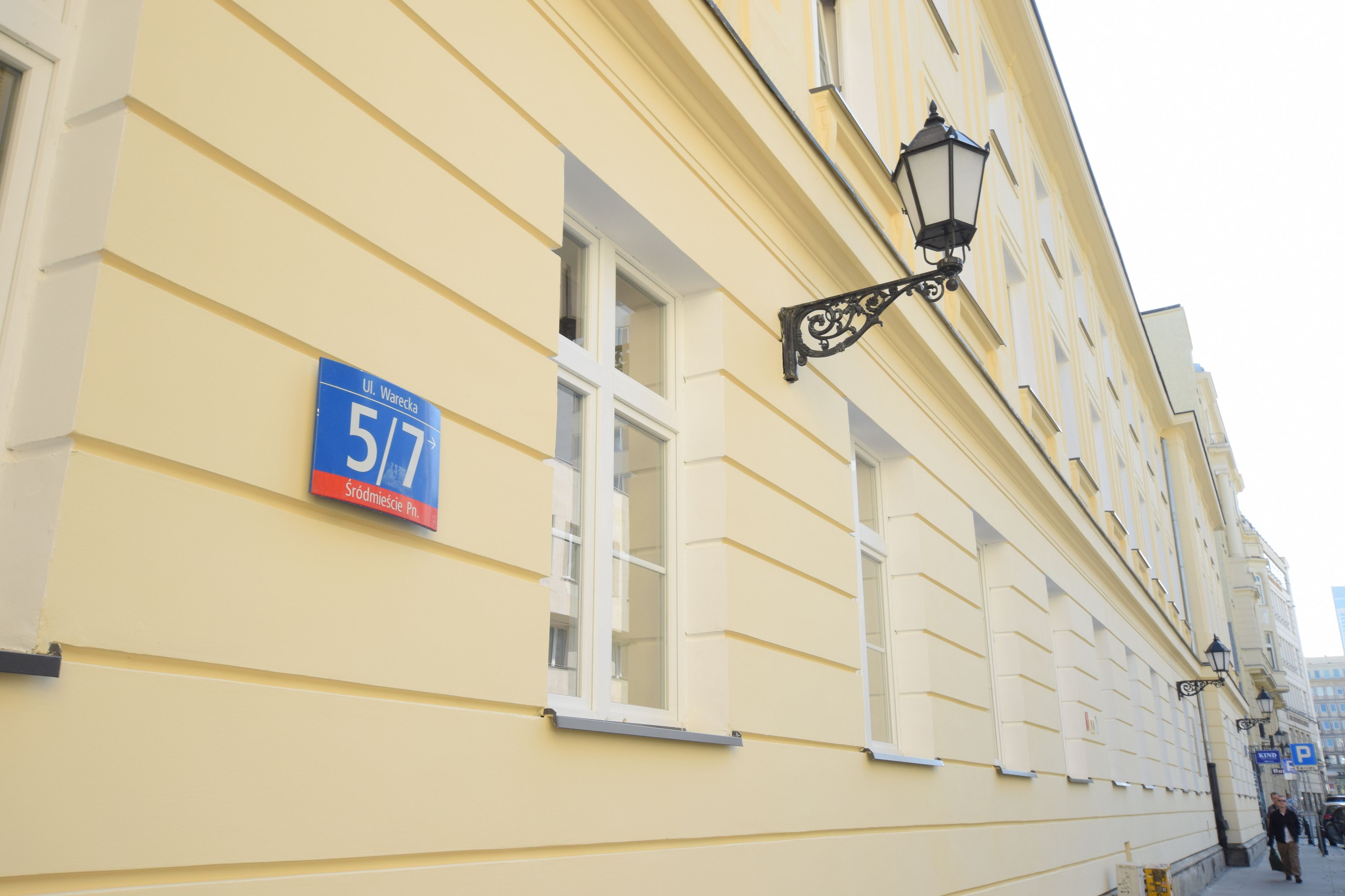 A building with a blue sign indicating room number 5/7.