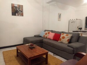 Comfort Apartment, 3 Bedrooms, Non Smoking | Living room | Smart TV, Netflix