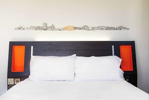 Chambre Double Standard, 1 lit double, accessible aux personnes à mobilité réduite | Rideaux occultants, chambres insonorisées, fer et planche à repasser
