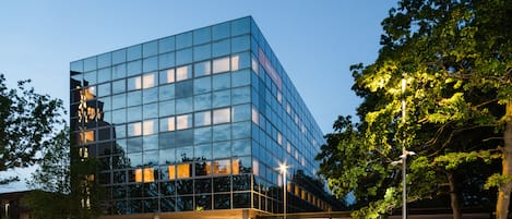 Voorkant accommodatie - avond/nacht