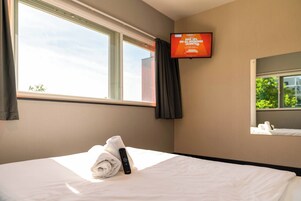 Habitación estándar doble, 1 cama doble, accesible para personas con discapacidad | Cortinas opacas y sistema de insonorización