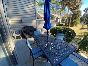 Outdoor dining - The Greens / Bikes / Beach Locker / Walk to beach / Pool / New KITCHEN / Pet 🐶 (Hilton Head Island)