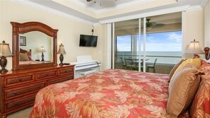 2 bedrooms, desk, Internet