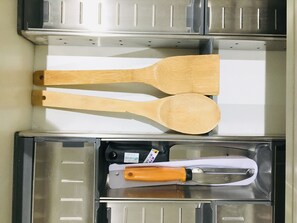 Jääkaappi, mikroaaltouuni, liesi, vedenkeitin