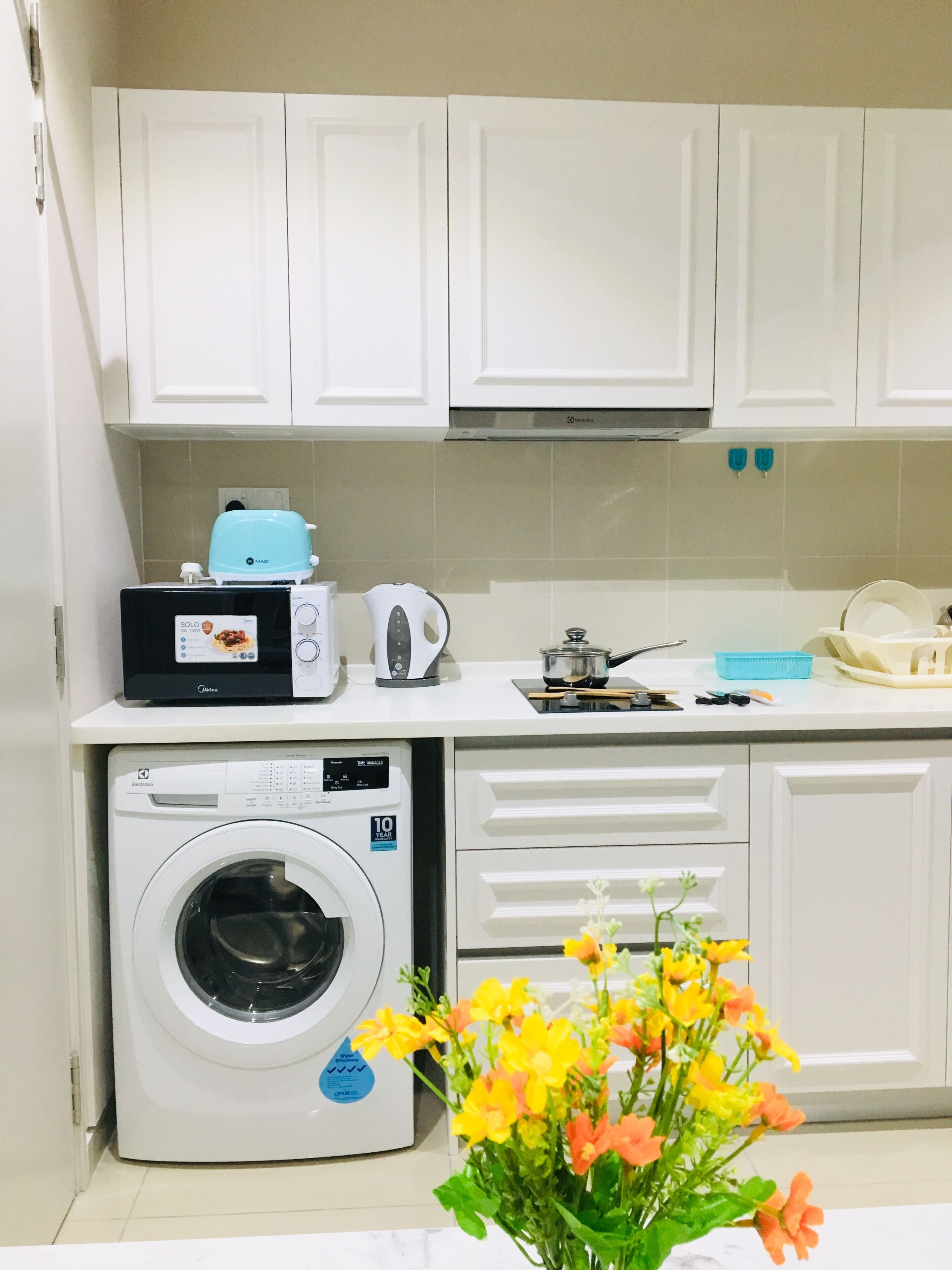 Kühlschrank, Mikrowelle, Herdplatte, Wasserkocher