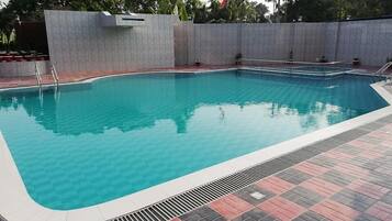 2 piscines extérieures