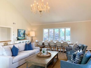 Smart TV, fireplace, books, stereo - Charming Chatham Cottage! (Chatham)
