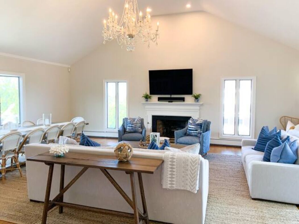 Smart TV, fireplace, books, stereo