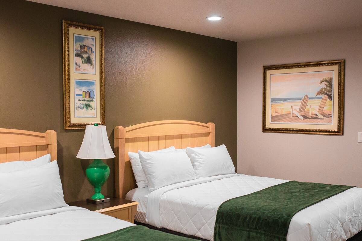 Standard Room, 1 Bedroom, Non Smoking (2 Queen Beds) | Desk, WiFi (free), bed sheets