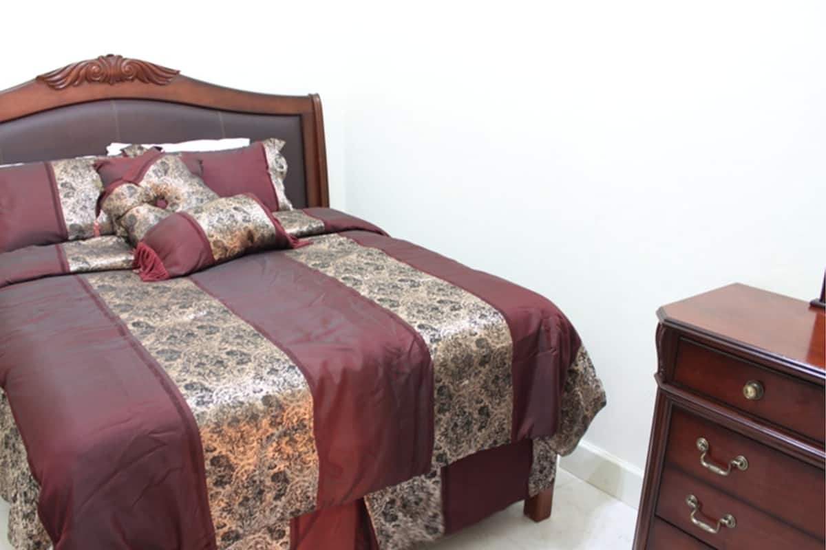 Basic Room, 1 Double Bed | Soundproofing, iron/ironing board, free WiFi, bed sheets