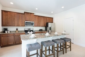 冰箱、微波炉、烤箱、炉灶