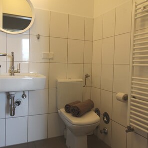 Single Room, Shared Bathroom | Bathroom | Shower, free toiletries, towels - Pension am Blauen Stein (Darmstadt)