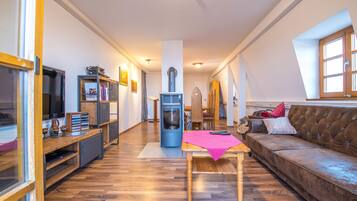 Apartment, Mehrere Betten, Gartenblick 'Nibelungenland' (inkl. Endreinigungsgebühr €45) | Wohnbereich | Flachbildfernseher