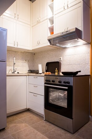 Kühlschrank, Ofen, Herdplatte, Wasserkocher mit Kaffee-/Teezubehör