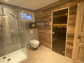 Regadera, secadora de cabello, toallas, papel de baño 