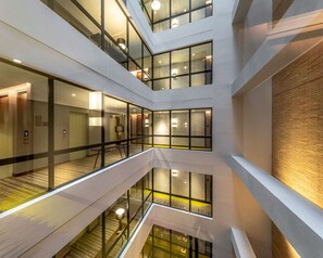 Room, 1 King Bed with Sofa bed (High Floor) | Bathroom | Shower, rainfall showerhead, hair dryer, towels - Hyatt Place Bogota/Convention Center (Bogotá)