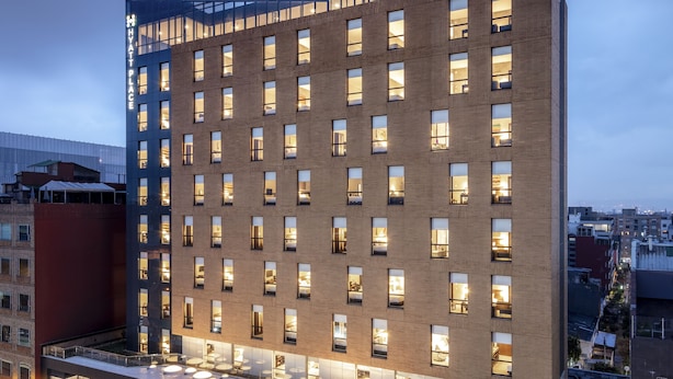 Un hôtel moderne doté d’une terrasse sur le toit à surface plane et de plusieurs étages.