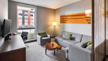 Suíte, 1 cama King e sofá-cama, acessível (Shower) | Área de estar | TV de tela plana