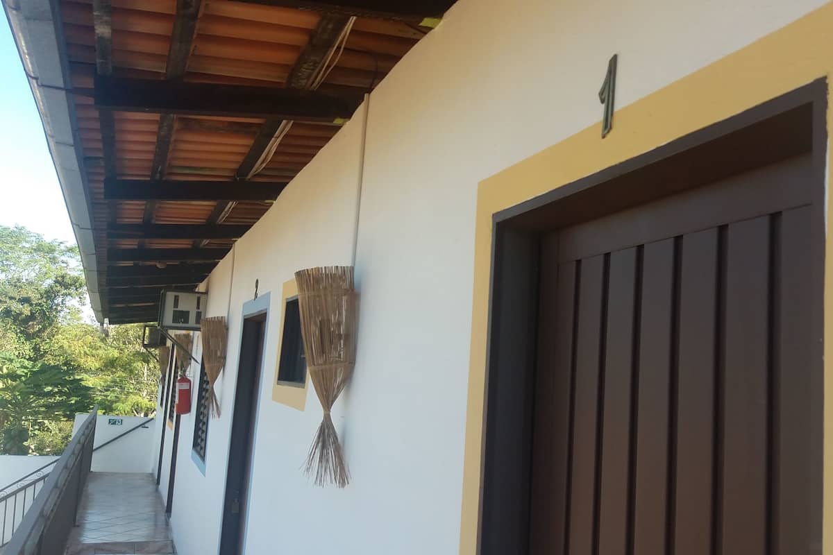Cortinas blackout, wifi gratis y ropa de cama