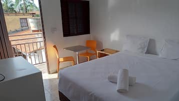 Quarto casal (Quarto 03) | 遮光窗簾/窗簾、免費 Wi-Fi、床單