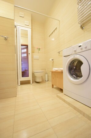 Apartment | Badezimmer | Dusche, kostenlose Toilettenartikel, Haartrockner, Handtücher