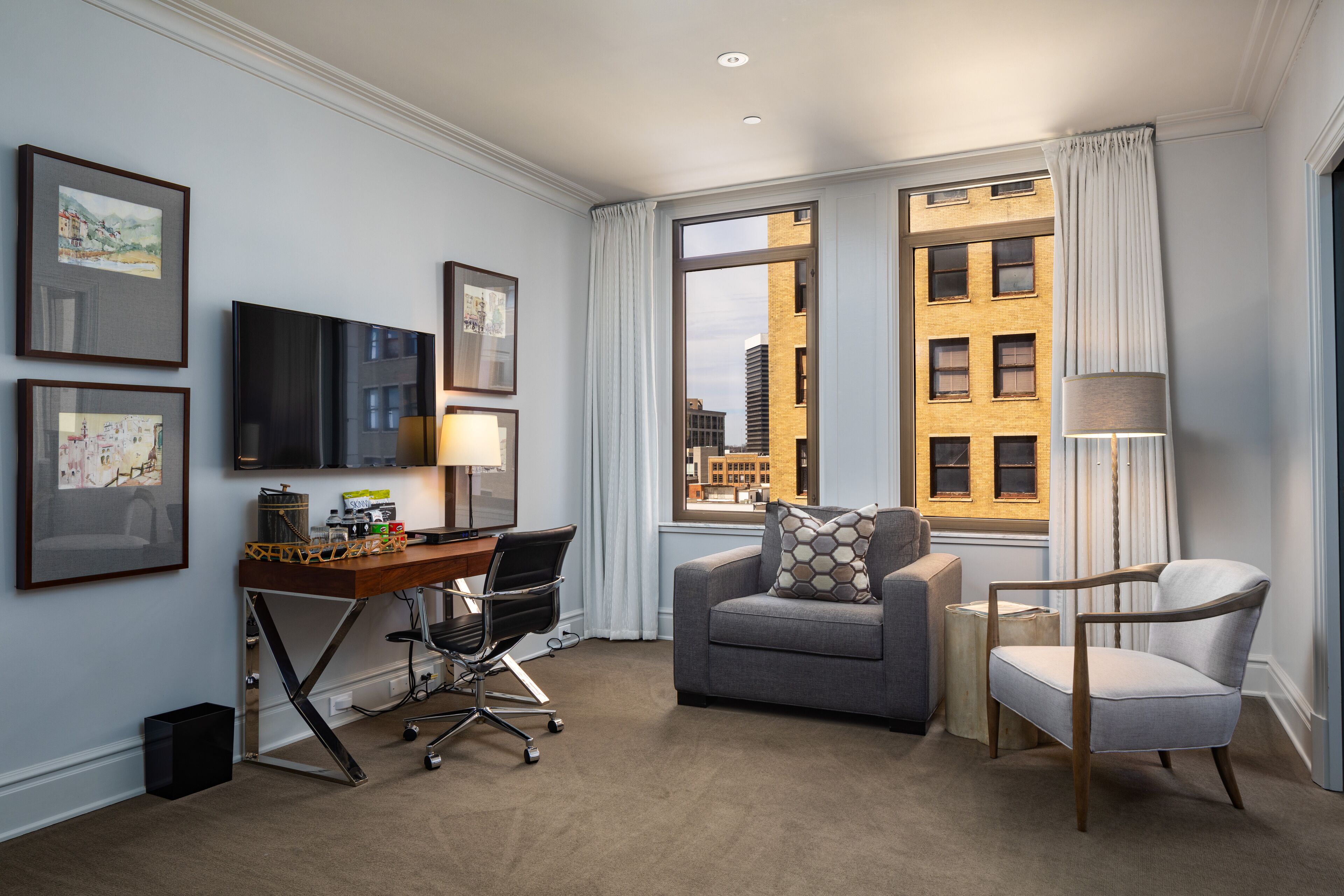 business suite, 1 king bed, city view | living area | flat-screen tv, netflix