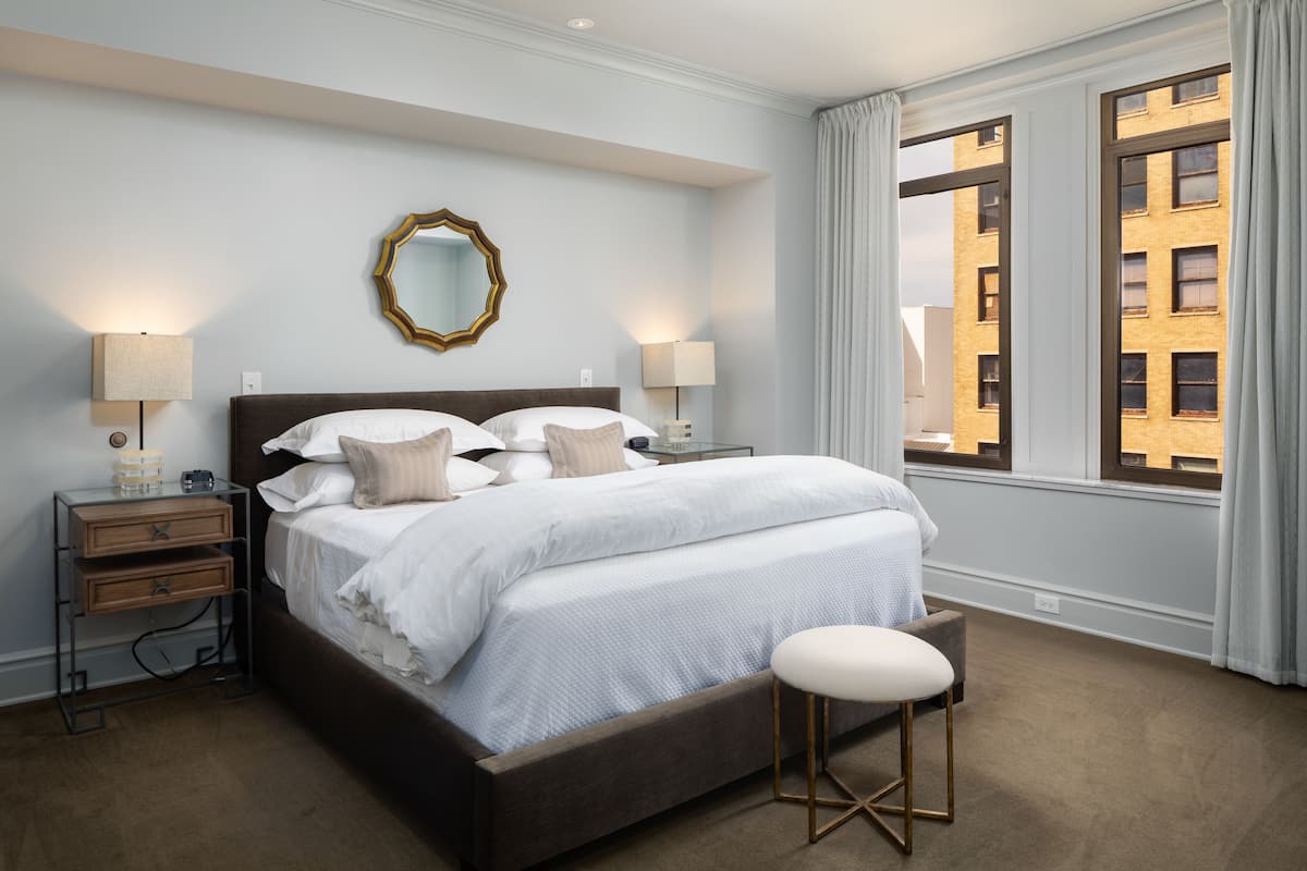 Suíte urbana, 1 cama King, vista para a cidade | Individualmente decorados, individualmente mobiliados, escrivaninha