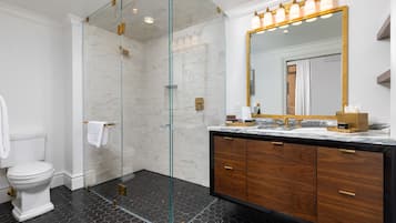 Classic-Suite, 1 King-Bett, Stadtblick | Badezimmer | Dusche, Haartrockner, Bademäntel, Handtücher