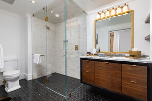 Suite clásica, 1 cama King size, vista a la ciudad | Baño | Regadera, secadora de cabello, batas, toallas 
